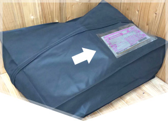 集荷バックにクリーニング依頼商品と申込用紙、着払い伝票を入れる