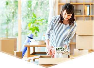 集荷キットに衣類を詰める